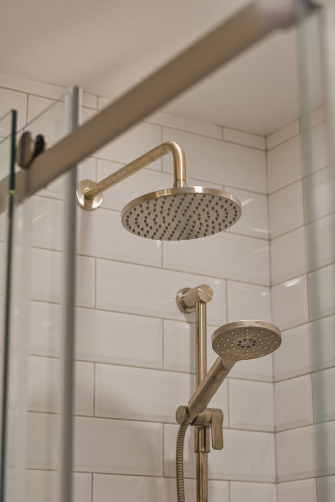 Shower faucet with white ceramic and grey coulis color