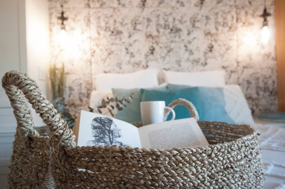 chambre avec décoration panier