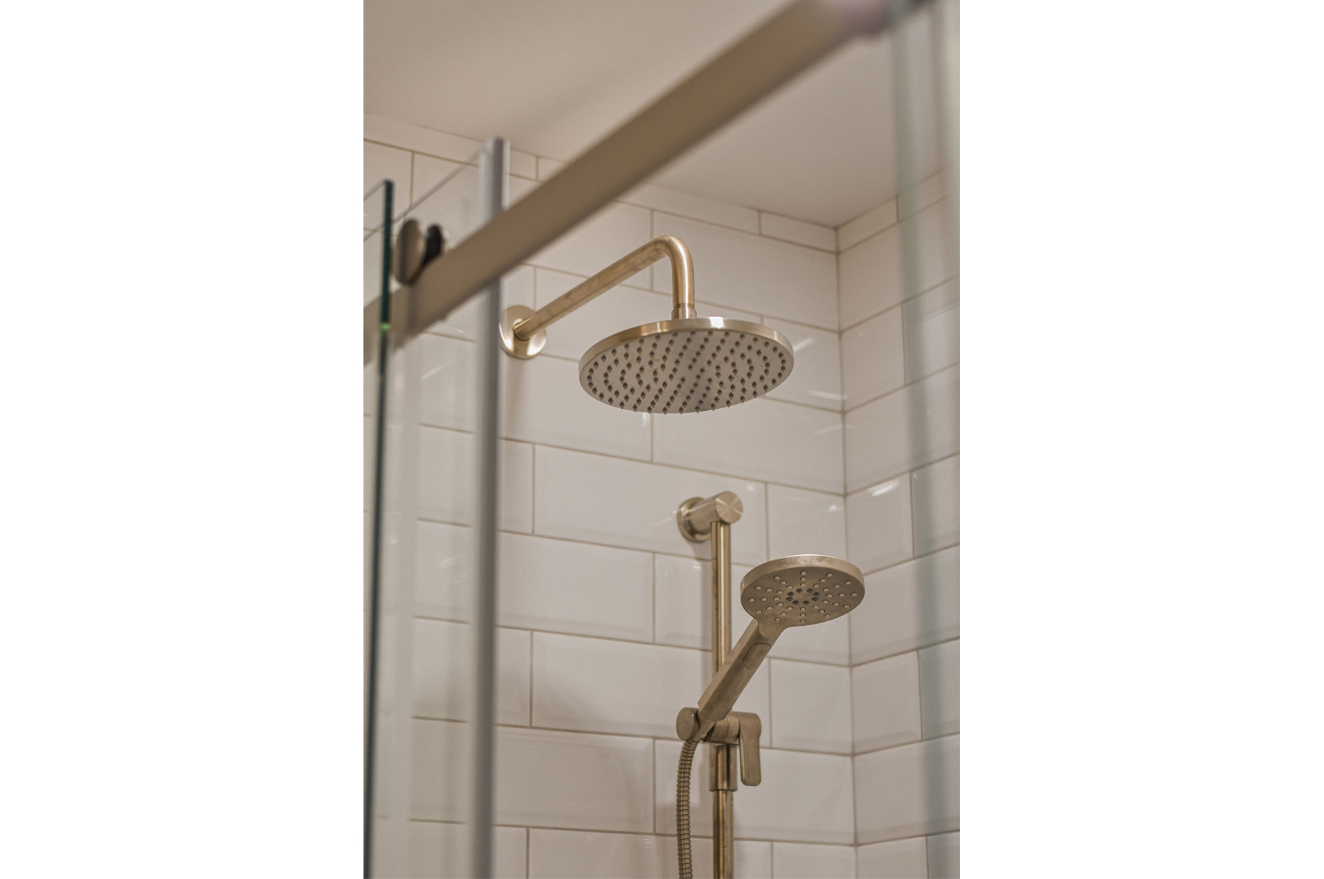 Robinet douche avec céramique blanche et coulis gris