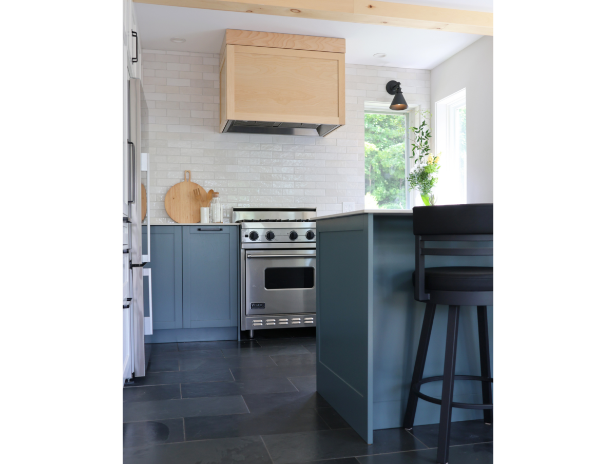 armoire de bois et hotte en bois cuisine