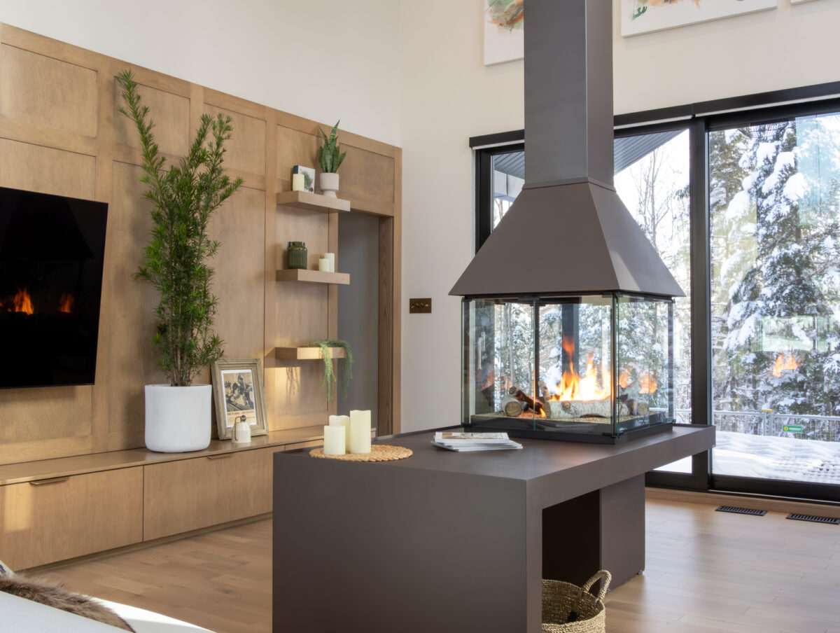 Salon de luxe avec foyer sur mesure et meuble télévision Lac-Beauport