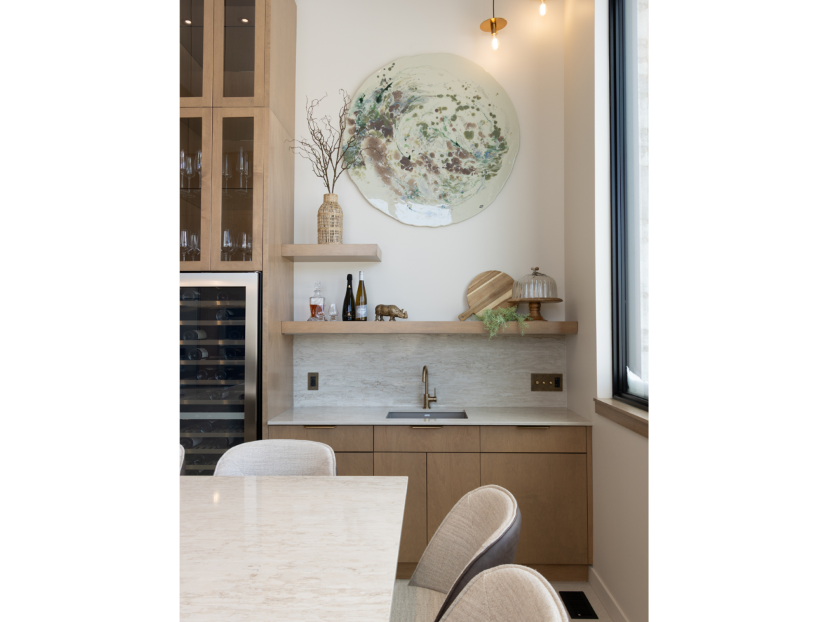 Cuisine luxe lac-beauport coin bar avec toile artiste